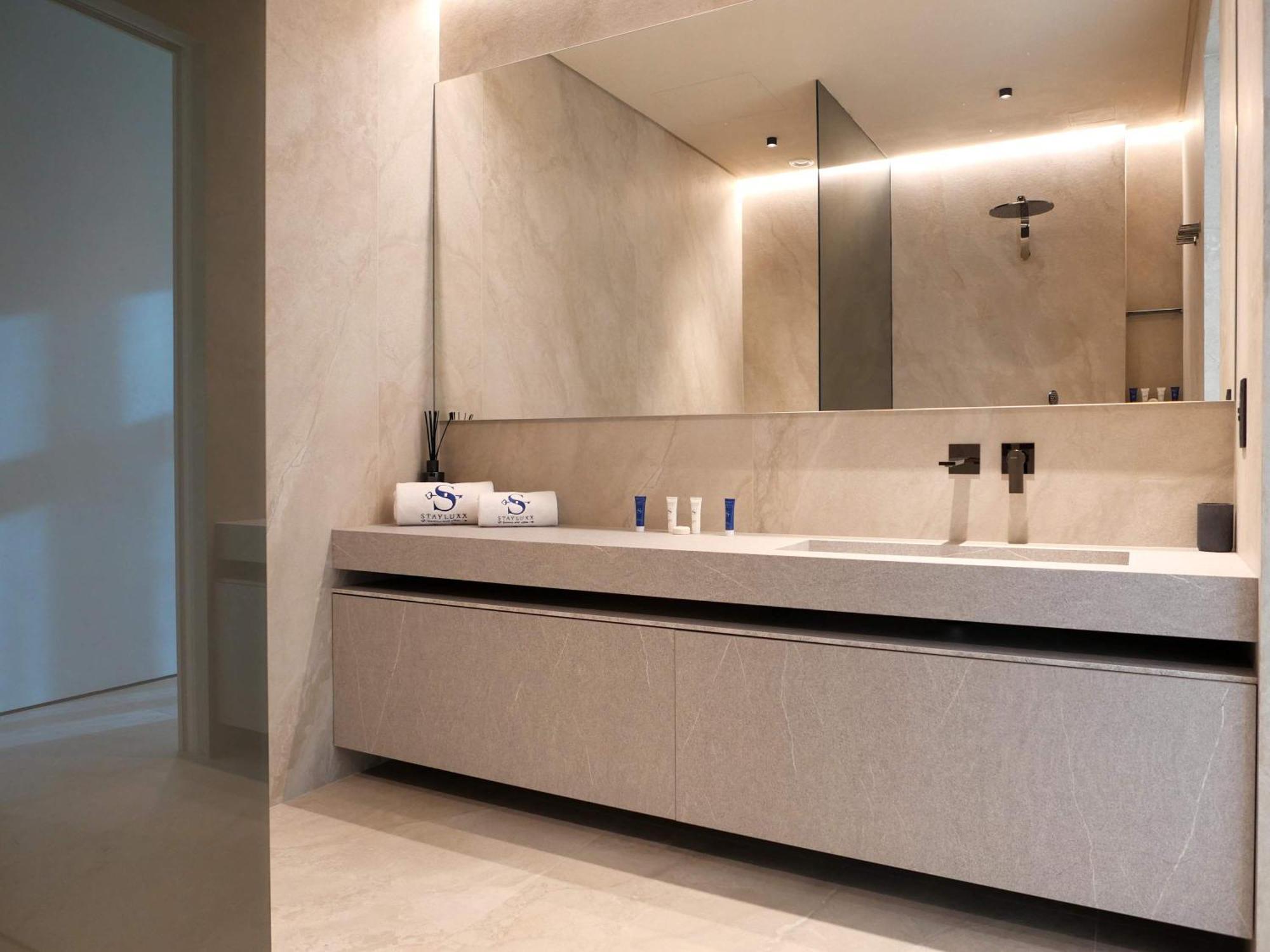 High End 4br Penthouse With Private Pool And Skyline Views *