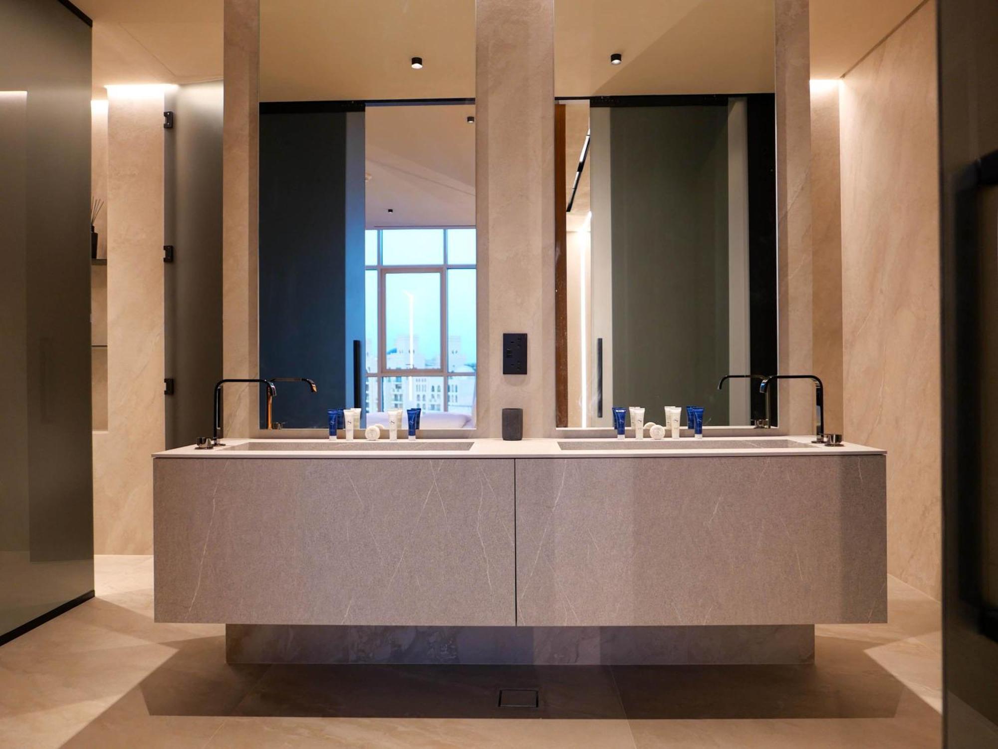 High End 4br Penthouse With Private Pool And Skyline Views