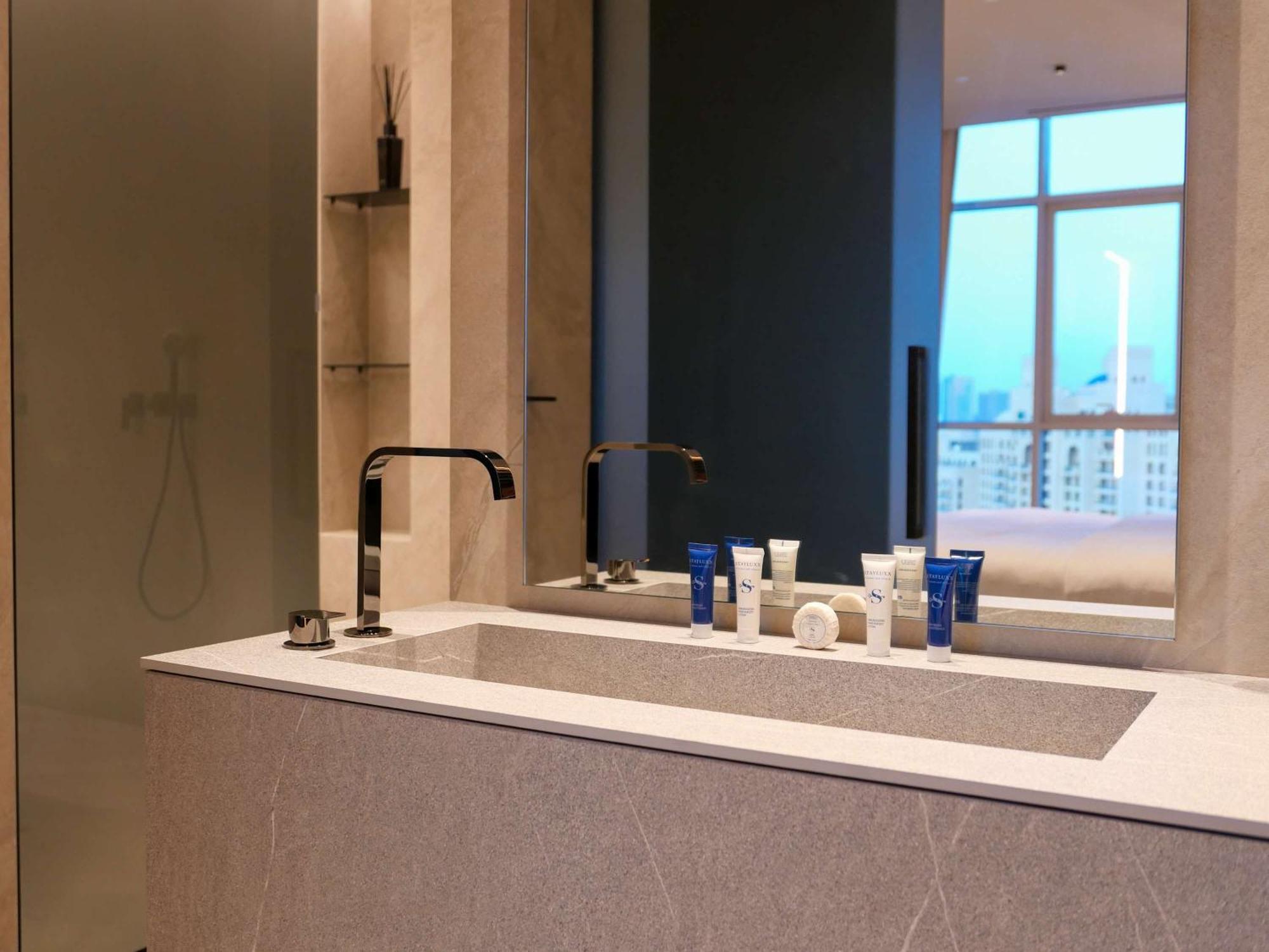 High End 4br Penthouse With Private Pool And Skyline Views